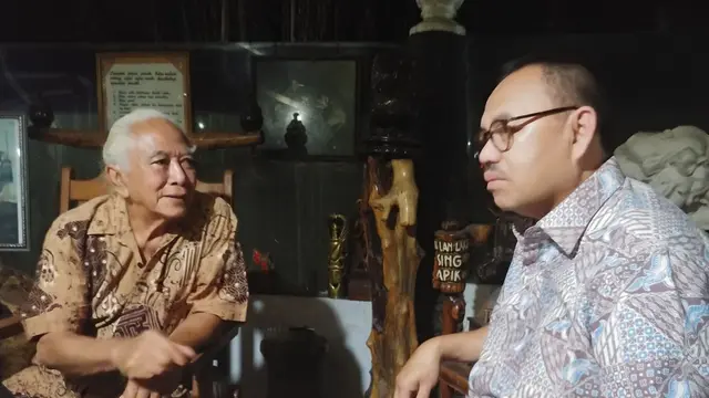Calon Wakil Gubernur Jawa Tengah Sudirman Said, bernyanyi bersama musisi lkegendaris, Nomo Koeswoyo (Tim Media Sudirman Said)