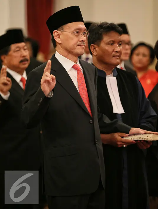 Anggota KEIN, Eddy Sariatmadja (kiri) saat disumpah sebagai anggota KEIN di Istana Negara, Jakarta, (20/1/2016). Setelah pembacaan sumpah Presiden menandatangani berita acara yang disaksikan oleh para menteri Kabinet Kerja. (Liputan6.com/Faizal Fanani)