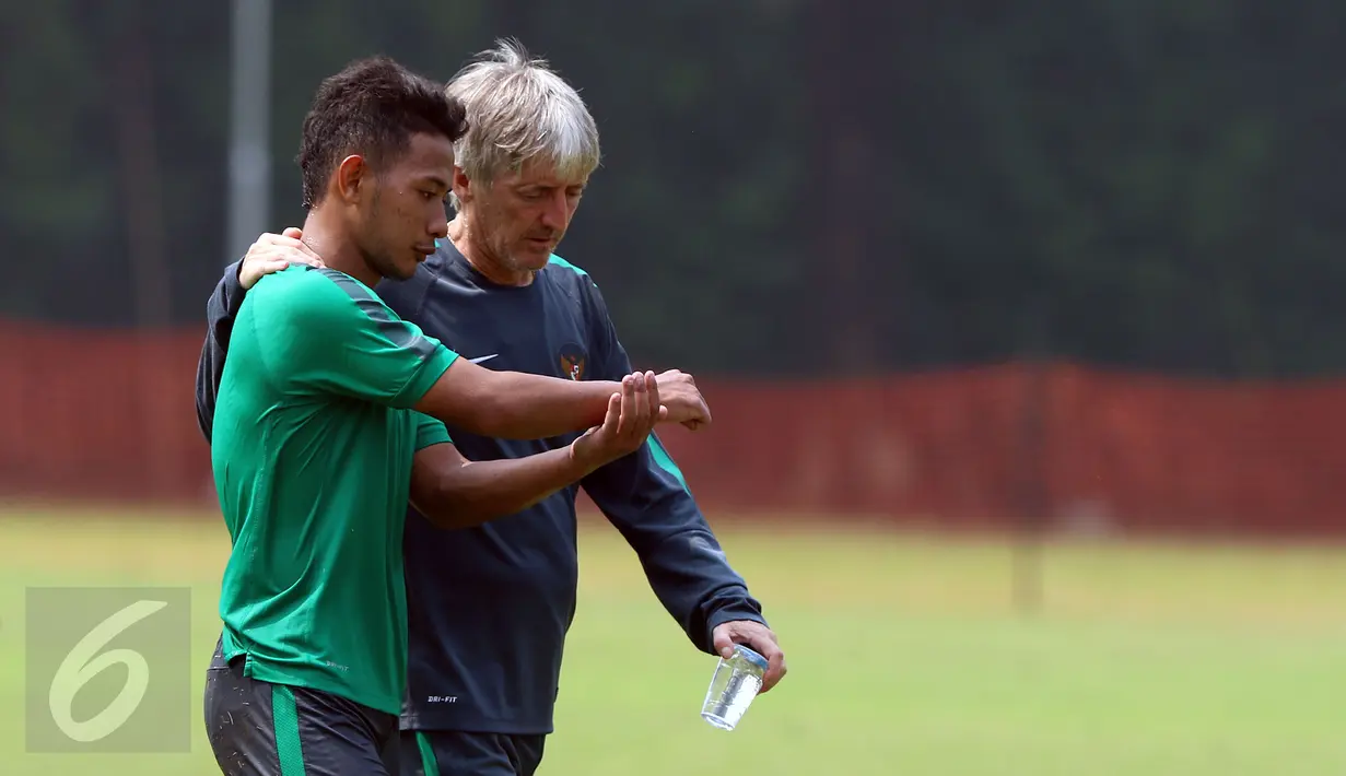 Pemain Timnas Indonesia U-22, Gian Zola berbincang dengan pelatih fisik Miguel Gandia usai laga uji coba di Lapangan SPH Karawaci, Tangerang, Selasa (25/4). Timnas Indonesia U-22 unggul 2-1. (Liputan6.com/Helmi Fithriansyah)