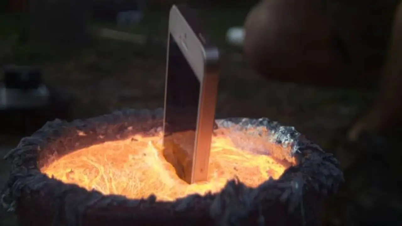 iPhone Dimasukkan ke Aluminium Panas Cair, Apa yang Terjadi?