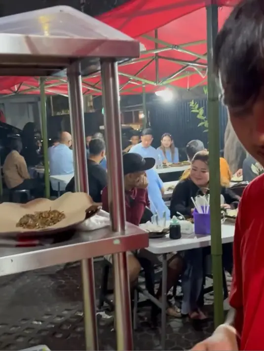 "Makasih ya sudah mampir dan support usaha UMKM pasti @yudhistira_putraaa founder @rojo.sambel dan para pelaku UMKM lainnya tambah semangat buat terus bisa memajukan UMKM 🇮🇩 Top Mantap Is The Best," tutup Raffi Ahmad. [Instagram/raffinagita1717]