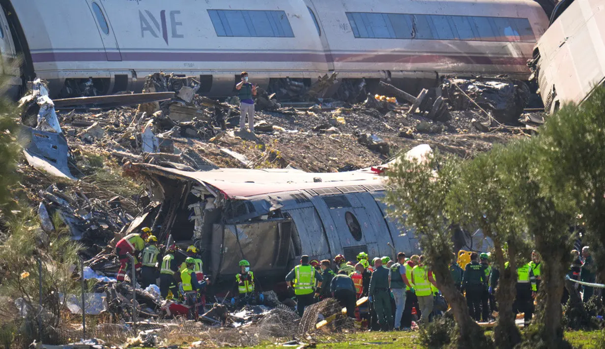 Petugas layanan darurat mengevakuasi dan memberikan pertolongan kepada korban di lokasi tabrakan dua kereta di Urda, Spanyol, Rabu (28/10/2026). (AP Photo/Manu Fernandez)