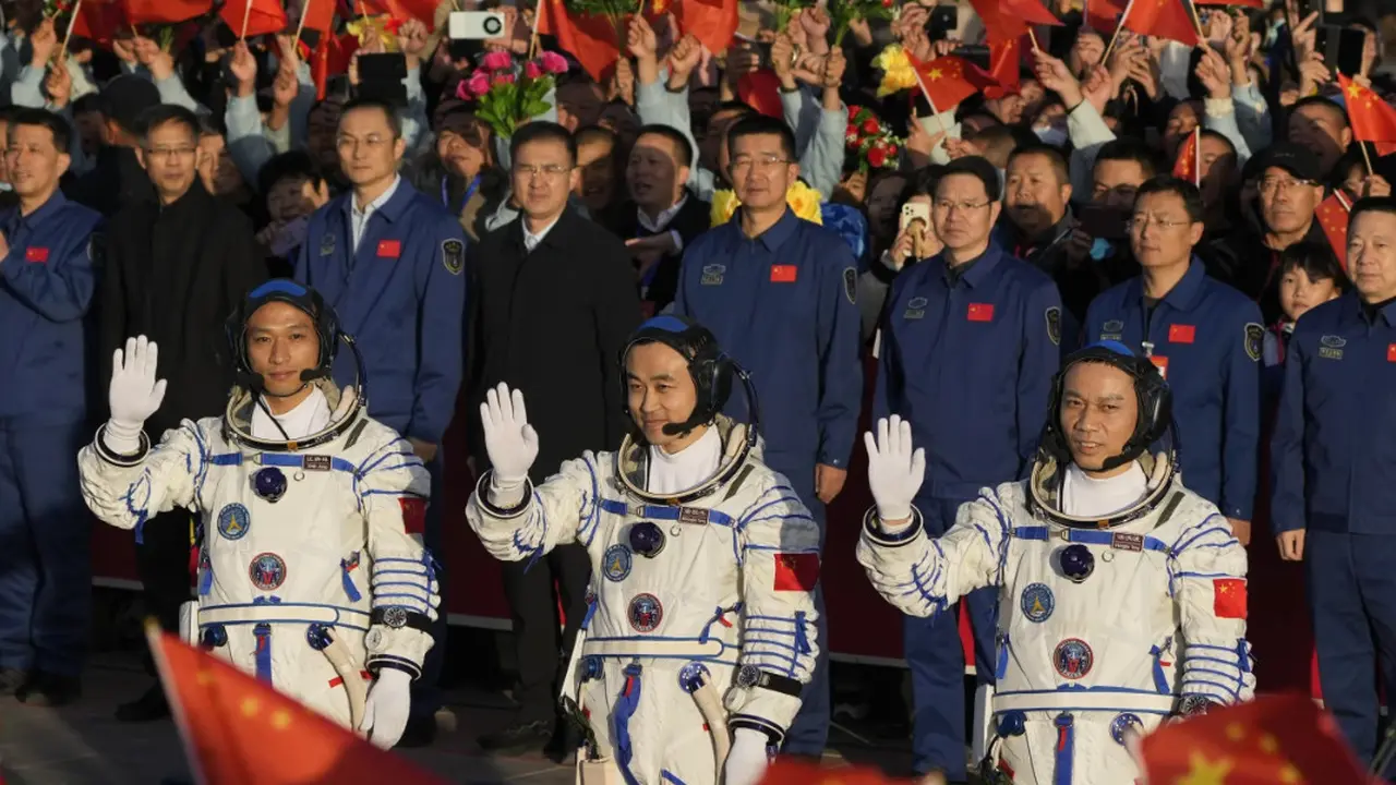 Trio astronot muda China: Jiang Xinlin, Tang Hongbo, dan Tang Shengjie.