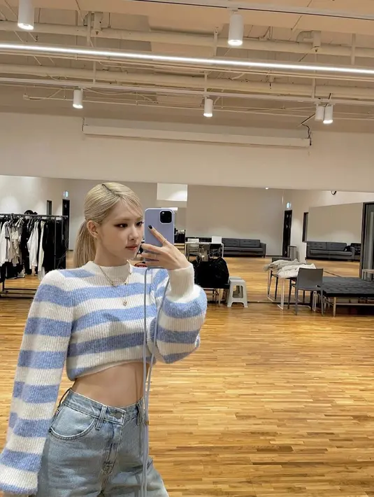 ilustrasi rose menggunakan jeans yang dipadu padankan dengan knit sweater. copyright instagram/roses_are_rosie