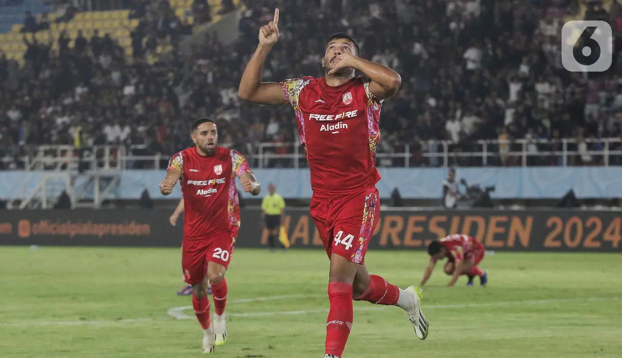 Pemain Persis Solo, Ricardo Regis Aparecido De Lima (Ricardo Lima) merayakan golnya ke gawang Persija Jakarta saat laga perebutan tempat ketiga Piala Presiden 2024 di Stadion Manahan, Solo, Sabtu (3/8/2024). (Liputan6.com/Herman Zakharia)