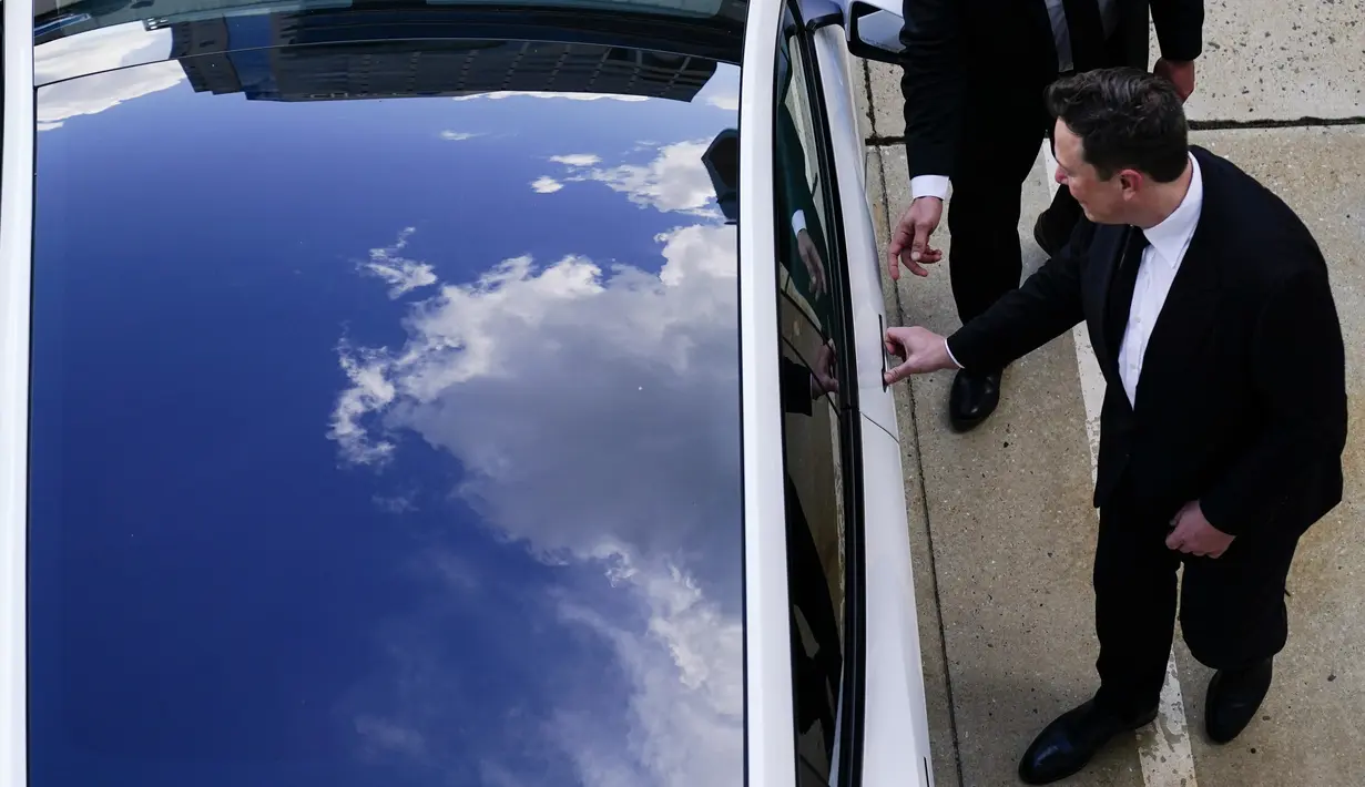 Elon Musk masuk ke dalam mobil saat ia berangkat dari pusat peradilan di Wilmington, Delaware, Amerika Serikat, Senin (12/7/2021). Menjadi orang terkaya kedua di dunia, Elon Musk adalah satu-satunya terdakwa yang memilih untuk membawa pertarungan ke pengadilan. (AP Photo/Matt Rourke)