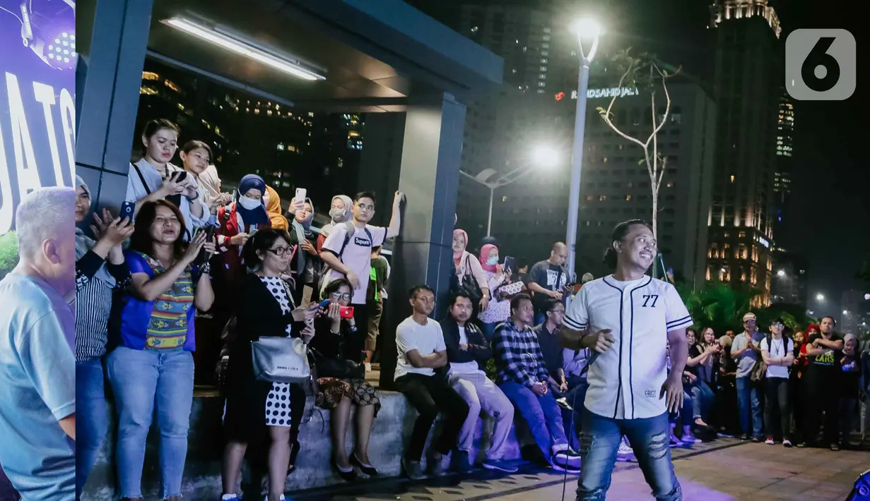 Grup musik OP Voice Band tampil dalam acara bertajuk Musik Tepi Barat dan Timur di jalur pedestrian kawasan Sudirman, Jakarta, Jumat (22/11/2019). Kegiatan rutin itu diadakan Dinas Pariwisata dan Kebudayaan Provinsi DKI pada Selasa dan Jumat mulai pukul 16.30 - 19.30 WIB (Liputan6.com/Faizal Fanani)