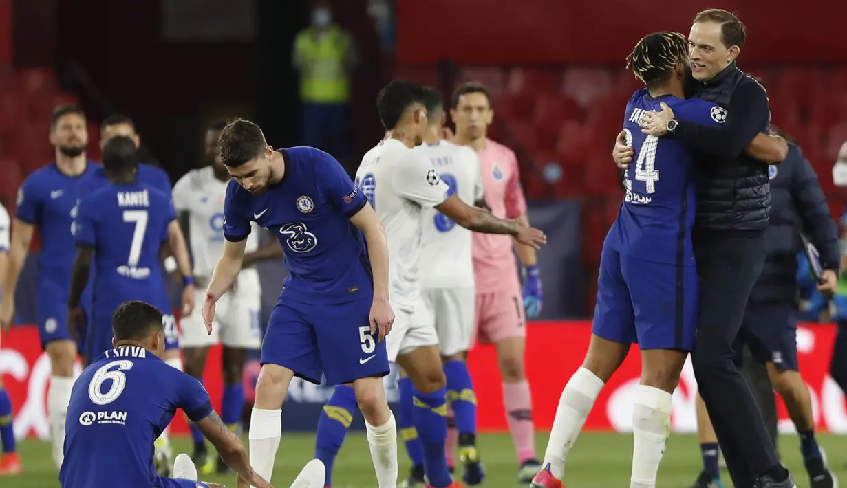 Pelatih Chelsea, Thomas Tuchel (kanan) memeluk Reece James usai pertandingan melawan Porto pada leg kedua perempat final Liga Champions di stadion Ramon Sanchez Pizjuan, Spanyol, Rabu (14/4/2021). Chelsea lolos ke semifinal usai mengandaskan Porto dengan agregat 2-1. (AP Photo/Angel Fernandez)