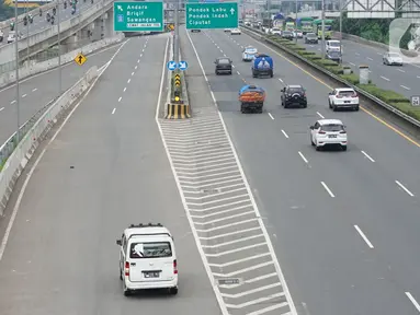 Kendaraan melintasi ruas jalan tol di Jakarta, Minggu (10/5/2020). Kepala Badan Pengatur Jalan Tol Danang Parikesit mengatakan, penurunan lalu lintas harian rata-rata (LHR) kendaraan jalan tol selama PSBB di DKI, Jawa Barat dan Banten berkisar 42 persen - 60 persen. (Liputan6.com/Immanuel Antonius)