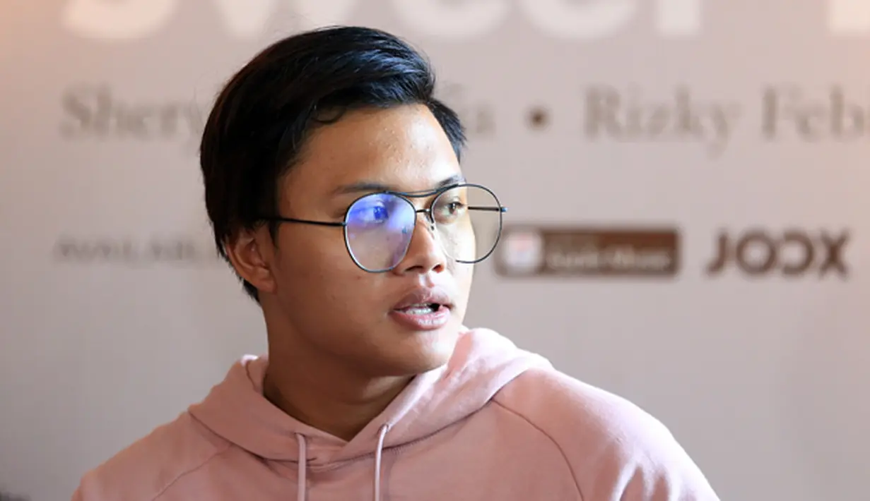 Ikki mengungkapkan bahwa lagu Sweet Talk yang dibawakan memiliki makna luas. Jalinan asama pasangan masih menjadi tema utama lagu Rizky. (Deki Prayoga/Bintang.com)
