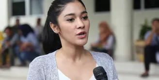 Beberapa selebriti terus memberikan dukungannya pada Julia Perez yang sedang menjalani perawatan akibat penyakit kanker. Sikab Jupe yang tak pernah putus asa itu menjadi banyak inspirasi selebriti. (Nurwahyunan/Bintang.com)