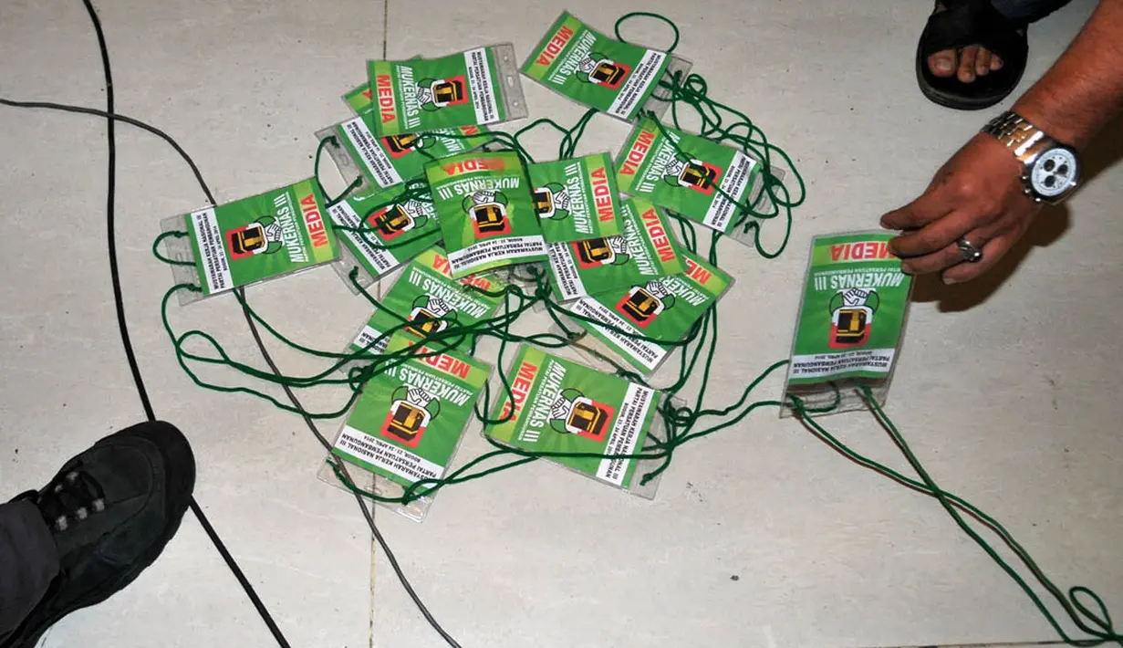 Wartawan sempat memboikot dengan meletakkan ID press panitia Mukernas akibat pengusiran yang dilakukan peserta mukernas di Cisarua, Bogor, Kamis (24/4/14). (Liputan6.com/Johan Tallo)