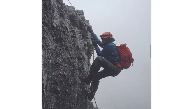 Turut Berduka, Ini 6 Potret Nadine Chandrawinata Kenang Mendaki Carstensz di 2016