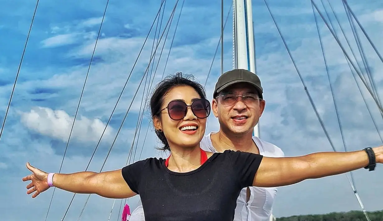 Liburan di Nusa Penida, pasangan ini nampak serasi dalam busana santai. Inge berbalut kain dan crop top sementara Ari tampil semi kasual dengan kemeja dan celana pendek kargo [@ariwibowo_official]