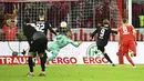 <p>Freiburg mendapat penalti di injury time. Wasit menunjuk titik putih setelah Musiala dinyatakan melakukan hand ball. (Sven Hoppe/dpa via AP)</p>