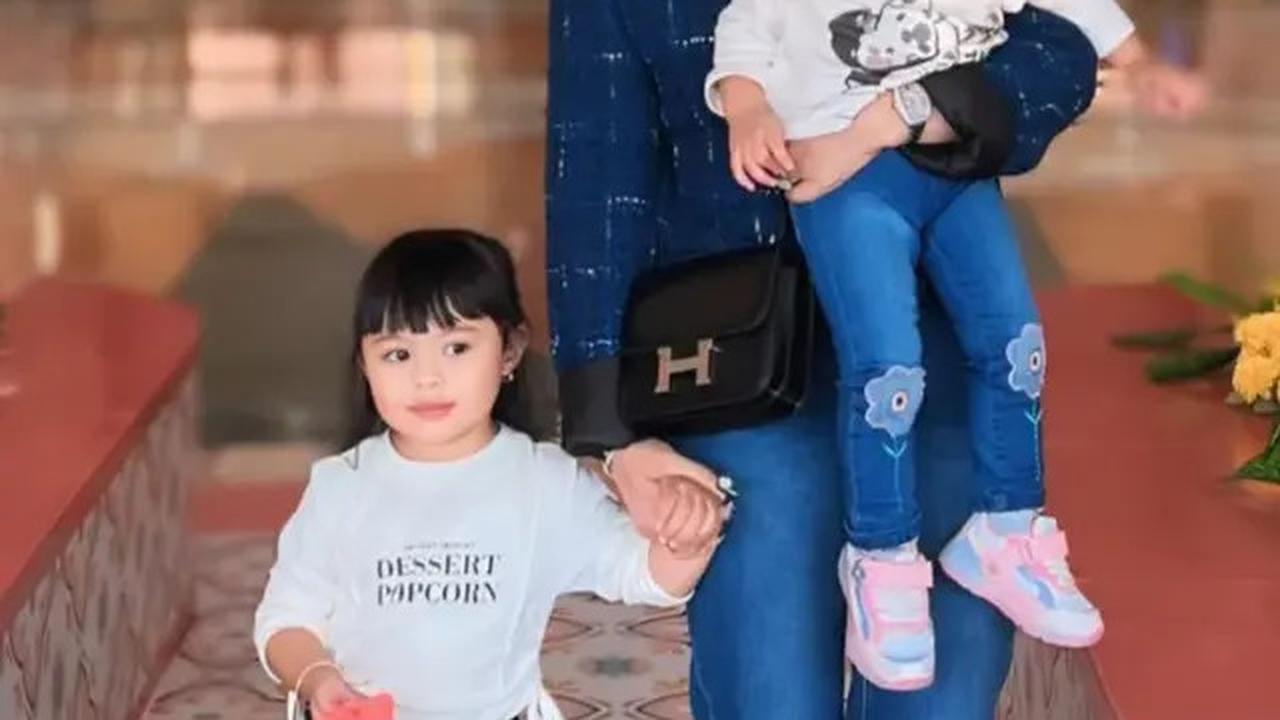 6 Potret Gaya Dua Anak Aurel Hermansyah saat Dimomong Krisdayanti Keliling Jakarta, Ameena Kenakan Dress Rp10 jutaan saat Naik MRT