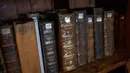 Buku-buku tua tertata pada rak di Museum Nasional Andrey Sheptytsky, Kota Lviv, Ukraina, 4 Maret 2022. Pintu-pintu museum telah ditutup sejak perang Rusia di Ukraina yang dimulai pada 24 Februari. (AP Photo/Bernat Armangue)