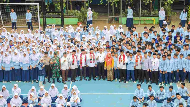 Penjabat (Pj) Gubernur DKI Jakarta Heru Budi Hartono mengecek Kartu Jakarta Pintar di SMPN 193. (Winda Nelfira)