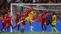 Virgil van Dijk dari Liverpool (tengah kiri) berebut bola dengan Davide Bartesaghi dari AC Milan dalam laga persahabatan antara AC Milan dan Liverpool pada ajang Hong Kong Football Festival yang digelar di Stadion Kai Tak, Hong Kong, Sabtu, 26 Juli 2025. (AP Photo/Chan Long Hei)