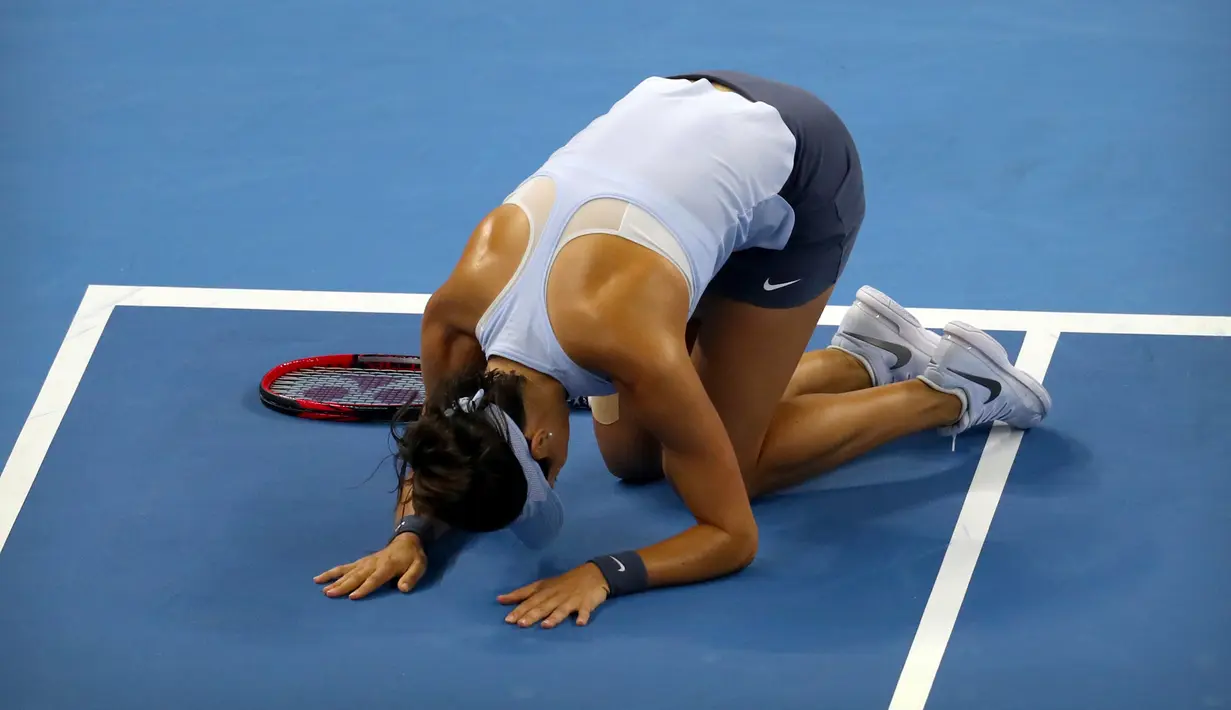 Petenis Prancis, Caroline Garcia bereaksi usai mengalahkan petenis nomor satu dunia Simona Halep pada final China Terbuka di Beijing, Minggu (8/10). Petenis Prancis yang tidak diunggulkan itu mengalahkan Halep lewat skor 6-4, 7-6. (AP/Ng Han Guan)