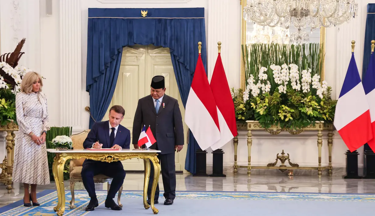 Selanjutnya, Presiden Prabowo Subianto mengajak Presiden Prancis Emmanuel Macron menandatangani buku tamu. (Ludovic MARIN/AFP)