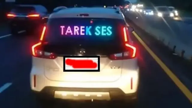 Tulisan nyeleneh di bodi mobil (ist)