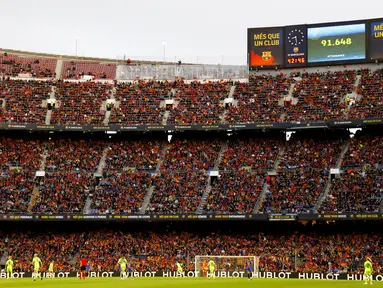 Pemandangan kontras terjadi di Stadion Camp Nou. Tim Barcelona Wanita berhasil pecahkan rekor penonton di Stadion kebanggaan Tim Katalan tersebut. (AP/Joan Monfort)