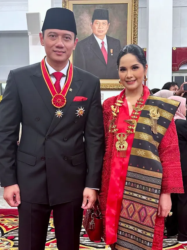 6 Gaya Annisa Pohan Kenakan Kebaya dan Ulos Pemberian Mendiang Ani Yudhoyono saat Dampingi AHY Terima Penghargaan di Istana Merdeka