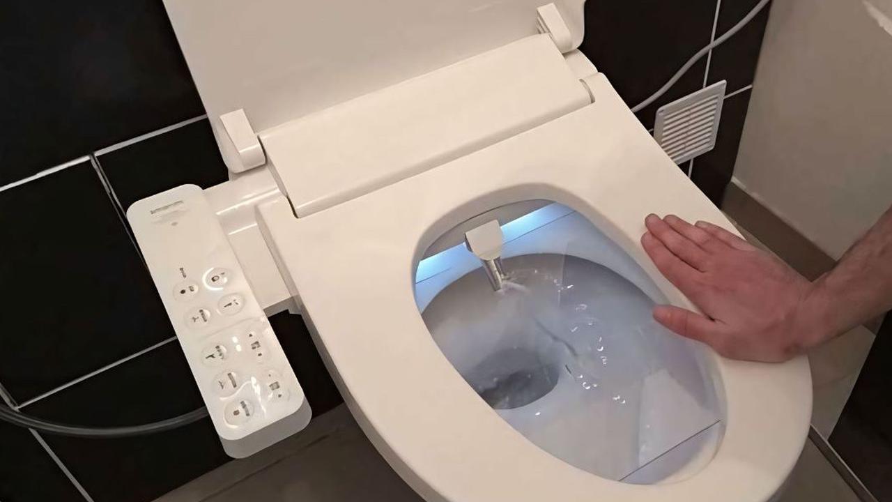 Mantan Pejabat Ini Kembalikan Toilet yang Diambil dari Kantornya Saat Masih Menjabat