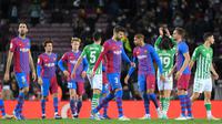 Barcelona menelan kekalahan 0-1 dari Real Betis pada laga pekan ke-16 La Liga di Camp Nou, Sabtu (4/12/2021) malam WIB. (AFP/Lluis Gene)