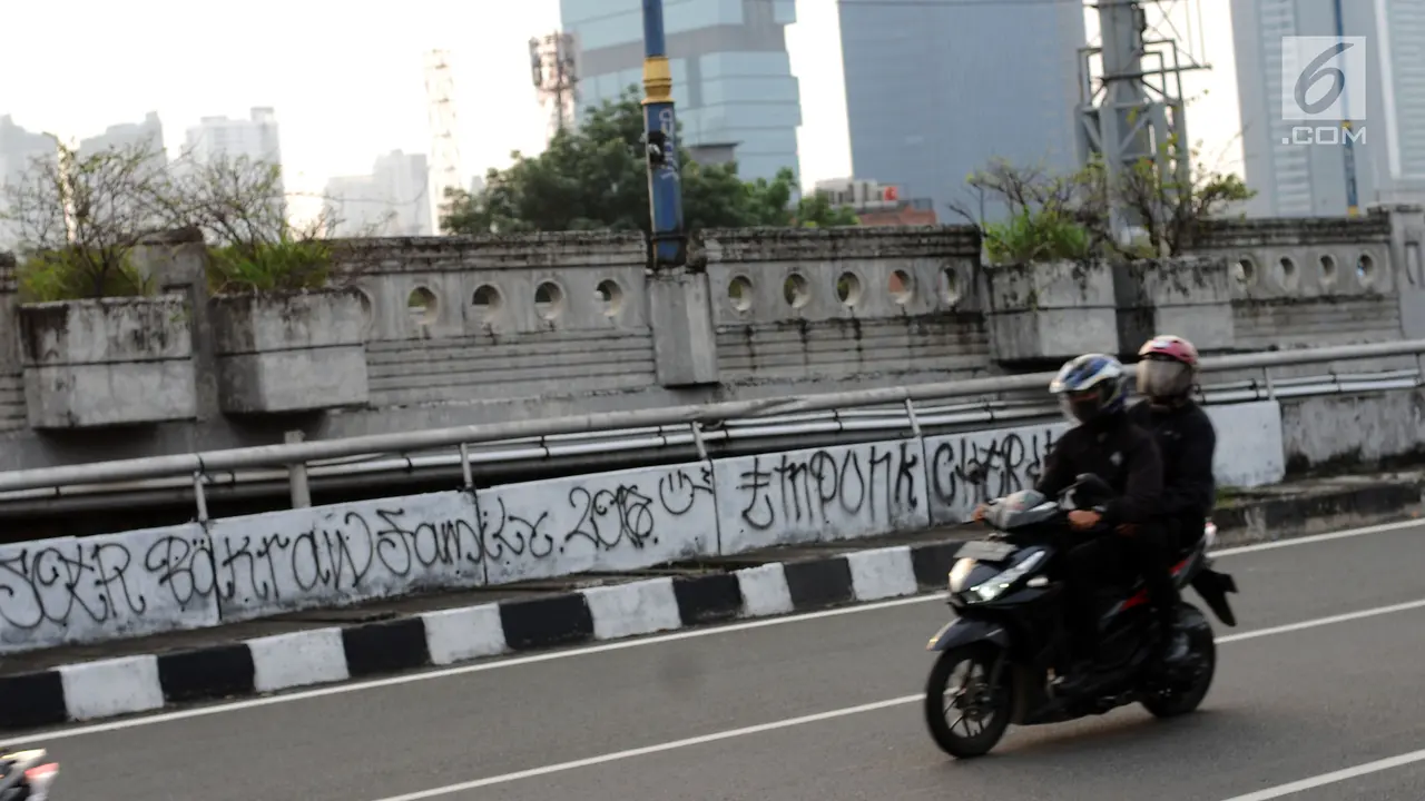 Dinding Jembatan Layang HR Rasuna Said Dipenuhi Coretan