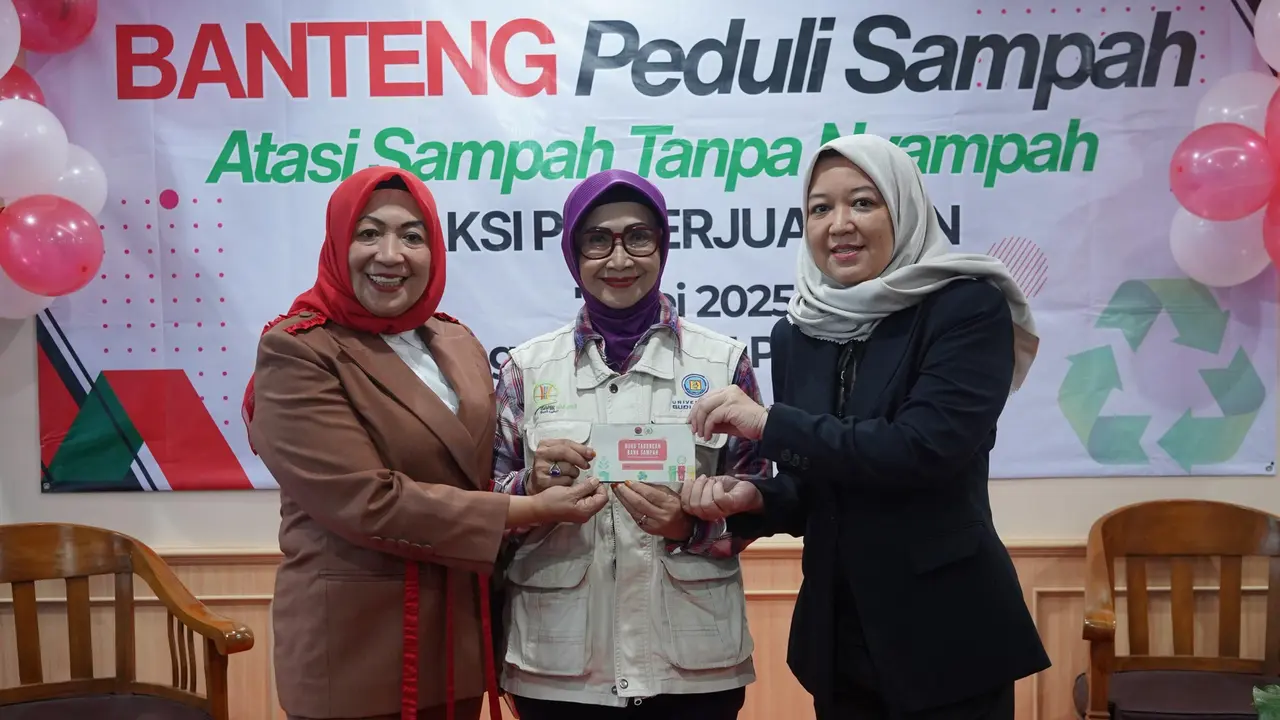 Fraksi PDI Perjuangan (PDIP) DPRD Jakarta berkomitmen melakukan aksi nyata melalui kegiatan edukasi pengolahan dan pemilahan sampah, di mana dengan temanya 'Banteng Peduli Sampah' dan sub tema 'Atasi Sampah Tanpa Nyampah'.