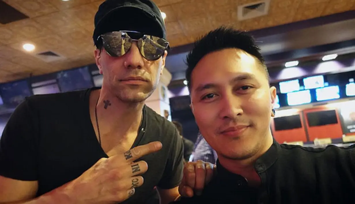 Bagi yang ingin mendukungnya agar melaju pada babak selanjutnya bisa mendukung melalui media sosial dengan cara voting, tagar #VoteDemian #AGTDemian serta mention ke akun resmi America's Got Talent @AGT. (Instagram/_demianaditya_)