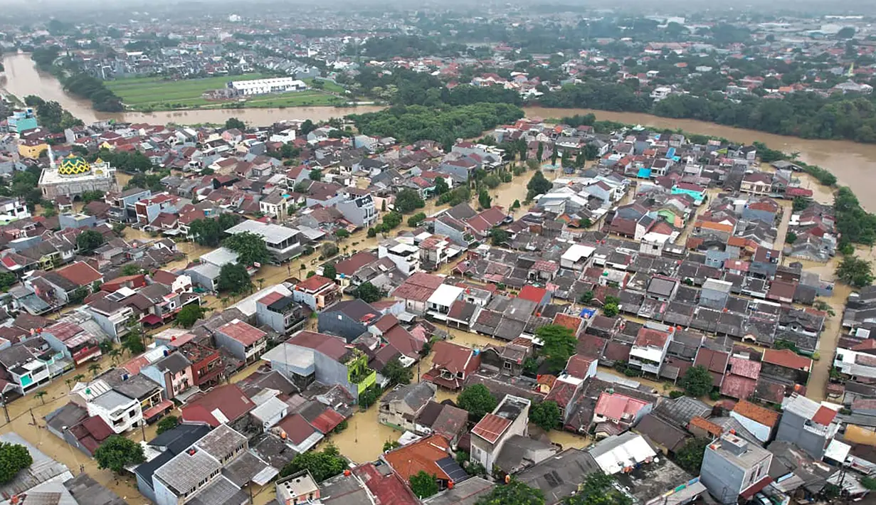 Foto selebaran yang diambil dan dirilis pada Selasa 4 Maret 2025 oleh Badan Nasional Penanggulangan Bencana (BNPB) ini menunjukkan gedung-gedung yang terendam banjir di Bekasi, Jawa Barat. (Foto oleh Handout/Badan Nasional Penanggulangan Bencana/AFP)