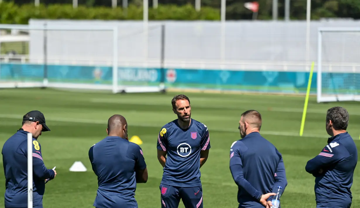 Pelatih Inggris, Gareth Southgate (tengah) berbicara kepada para pemain selama sesi latihan menjelang kompetisi Piala Eropa 2020 di stadion St. George's Park di Burton-upon-Trent  (9/6/2021). Inggris akan bertanding melawan Kroasia pada Grup D Piala Eropa 2020 di Stadion Wembley. (AFP/Justin Tallis)