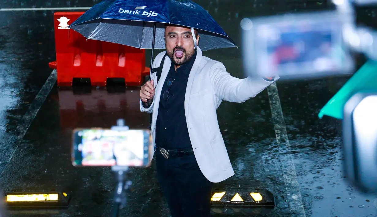 "Itu sudah saya klarifikasi. Justru dari pihak saya yang mau membatalkan, itu ada bukti-buktinya, karena masalah undangan dan divisi undangan, WO nya ada di sebelah saya, Mbak Henny Mona, saya udah pesan tiket dan ingin membatalkan," pungkasnya. [Foto: KapanLagi.com/Muhammad Akrom Sukarya]