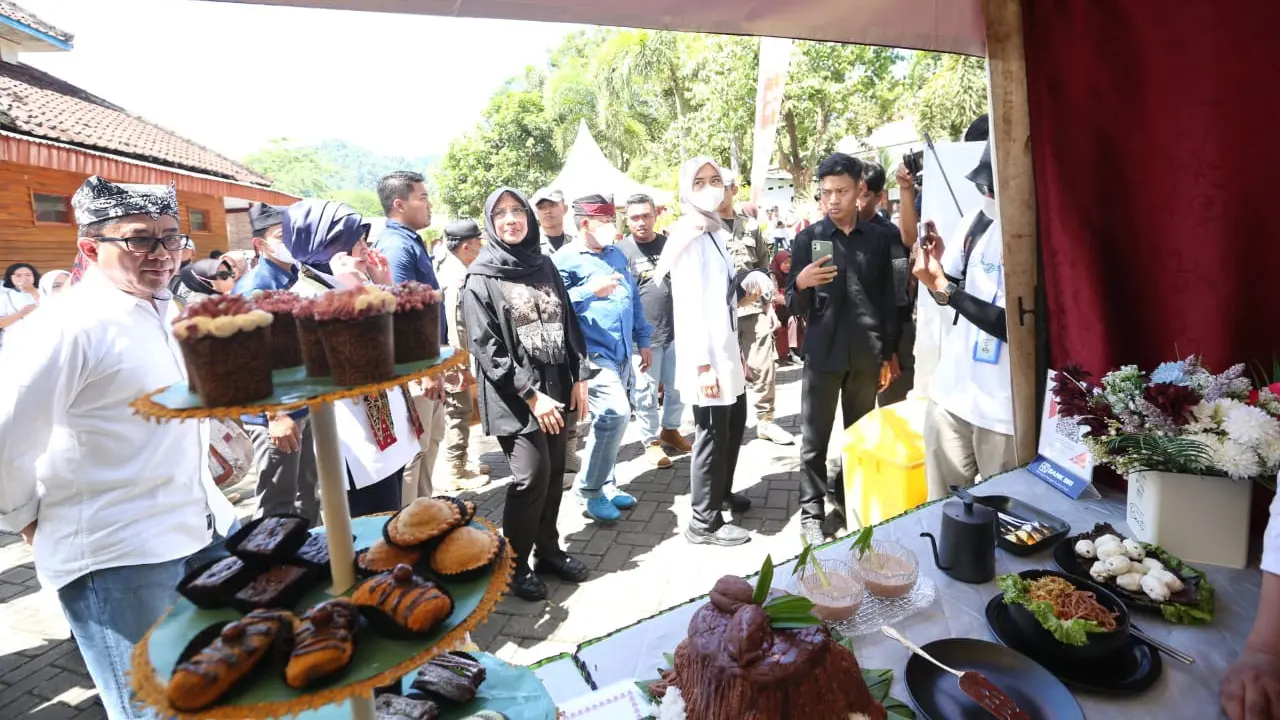 Bupati Banyuwangi Ipuk Fiestiandani tinjau berbagai olahan coklat dalam festival coklat Banyuwangi (Istimewa)