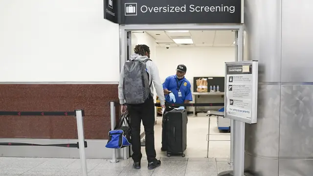 Berbagai Bandara di AS Dilanda Antrean Panjang Penumpang, Donald Trump Ancam Kerahkan Agen ICE