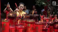 Warga keturunan Tionghoa membakar dupa pada perayaan Tahun Baru Imlek 2570 di Vihara Boen Tek Bio, Pasar Lama, Tangerang, Selasa (5/2). Tahun Baru Imlek 2570 digunakan warga keturunan Tionghoa untuk melakukan intropeksi diri. (Liputan6.com/Fery Pradolo)
