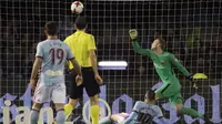 Kiper Barcelona, Jasper Cillessen, berusaha menghalau bola saat pertandingan melawan Celta Vigo pada leg pertama babak 16 besar Copa del Rey di Stadion Balaidos, Kamis (4/1/2018). Kedua tim bermain imbang 1-1. (AP/Lalo R. Villar)