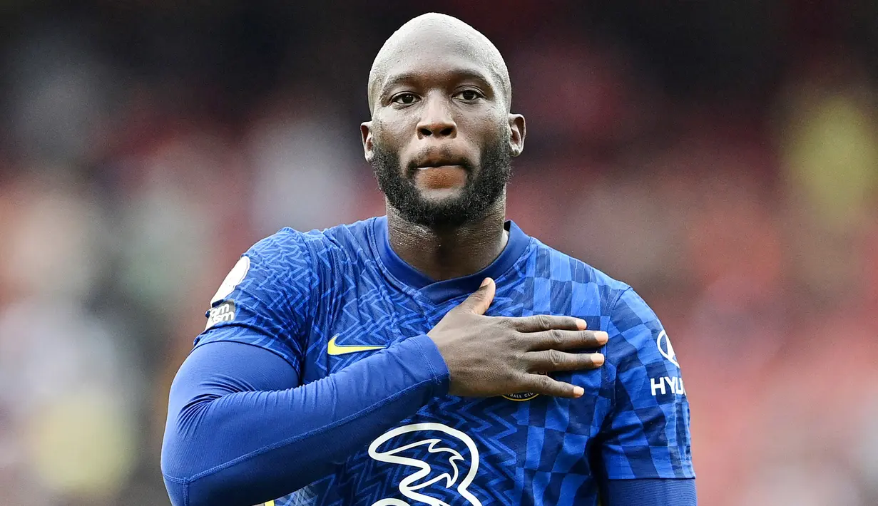 Romelu Lukaku - Bomber asal Belgia ini berada di posisi teratas sebagai pemain termahal Chelsea era Roman Abramovich. The Blues memulangkan sang mantan striker dari Inter Milan dengan biaya 97,7 juta poundsterling pada musim panas 2021 kemarin. (AFP/Justin Tallis)