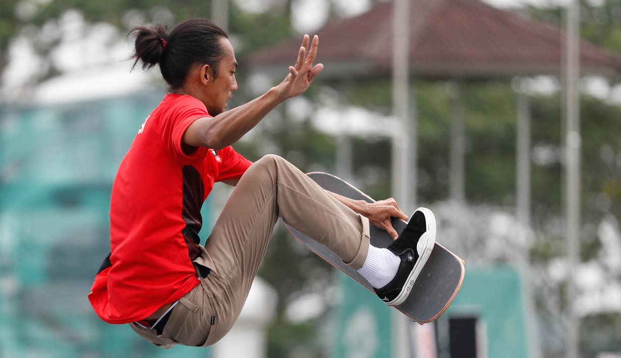 Skateboarder Indonesia,  Pevi Permana Putra saat tampil dalam final taman putra Asian Games 2018 di arena roller sport Jakabaring, Palembang, Rabu (29/8). Pevi meraih medali perunggu dengan mengoleksi 67,00 poin. (AP/Vincent Thian)