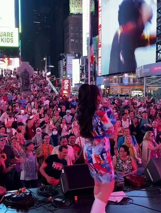 Dalam acara bertajuk Indopop Movement 2022 itu, Fitri Carlina menyanyikan lagu berjudul Ojo Dibandingke yang diciptakan Abah Lala. "Tahun ini lebih wow karena di Amerika sudah bebas Covid, sehingga penonton lokal, wisatawan maupun diaspora banyak yang hadir," kata Fitri Carlina(https://www.instagram.com/p/CiVF0oRg1GR/)