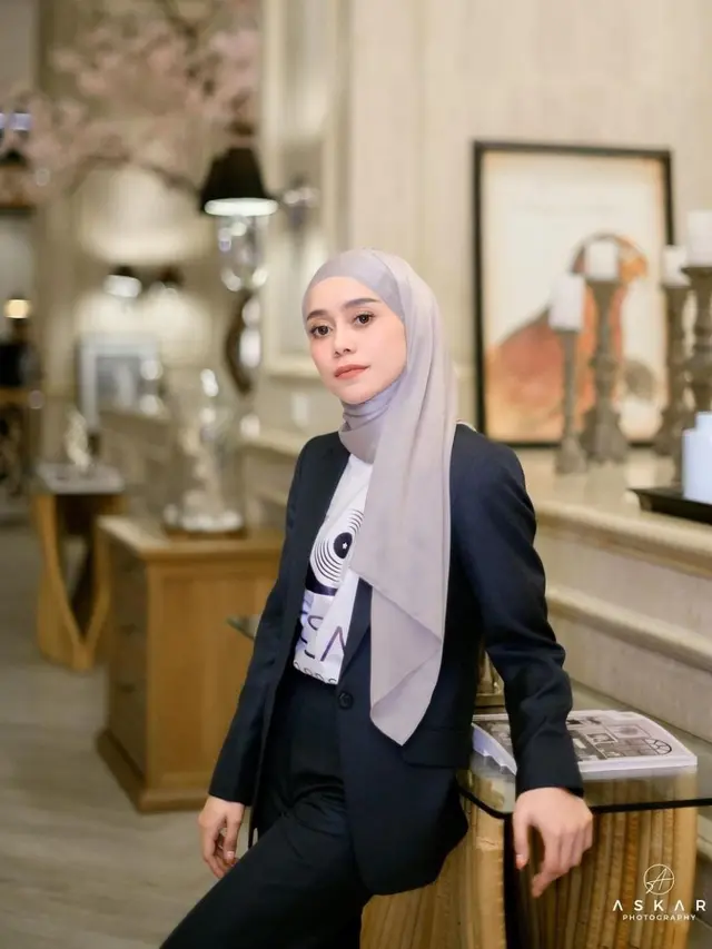 Artis tampil anggun dengan blazer hitam
