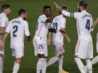 Pemain Real Madrid merayakan gol yang dicetak Vinicius Junior ke gawang Real Valladolid pada laga lanjutan Liga Spanyol di Estadio Alfredo Di Stefano, Kamis (1/10/2020) dini hari WIB. Real Madrid menang 1-0 atas Valladolid. (AP Photo/Manu Fernandez)