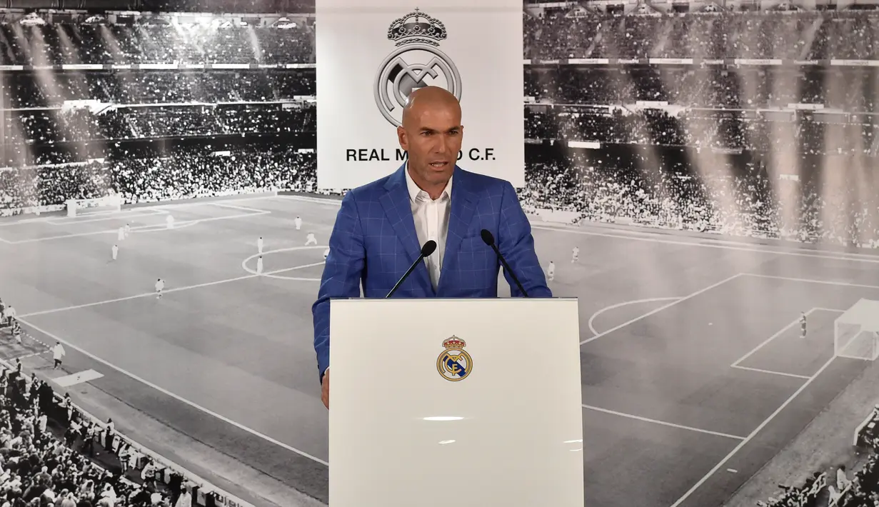 Pelatih baru Real Madrid, Zinedine Zidane memberikan kata sambutan di stadion Santiago Bernabeu, Senin (4/1/2016). Zidane resmi menggantikan Rafael Benitez yang baru saja dipecat manajemen. (AFP PHOTO/GERARD JULIEN)
