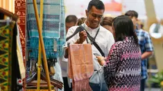 Pengunjung melihat dan memilih berbagai produk kerajinan lokal yang ditawarkan dalam pameran INACRAFT October Vol. 5 2026 di Jakarta International Convention Center (JICC), Jakarta Pusat, Kamis (8/10/2026). (KLY/Budy Santoso)