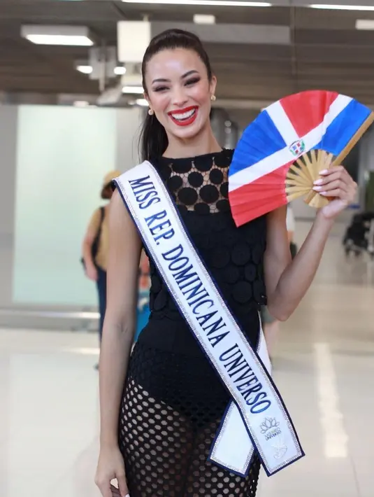OOTD Miss Universe Republik Dominika saat tiba di Thailand. [@annejkn.official]