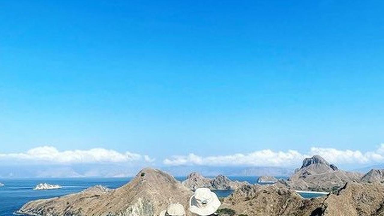 Lantaran matahari bersinar cukup terik, Feli dan Hito dengan kompak membawa topi kembar. Bucket hat berwarna creme itu mereka gunakan bersamaan sekaligus jadi properti foto.