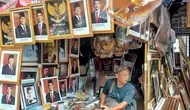 Penjual foto resmi Presiden dan Wakil Presden di Pasar Baru Jakarta alami peningkatan usai penetapan resmi.